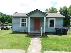 Building Photo - 2104 Savannah St