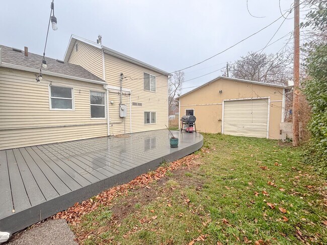 Foto del edificio - 2 bed 2 bath home with expansive garage and lot's of updates!