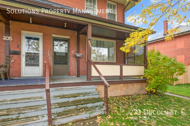 Photo du bâtiment - **3 Bedroom, 2 Bath Full House w/ Parking **