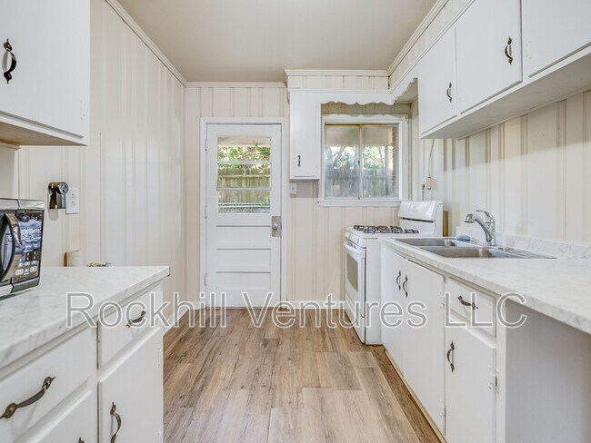 Foto del edificio - 6 Ronnie Ave