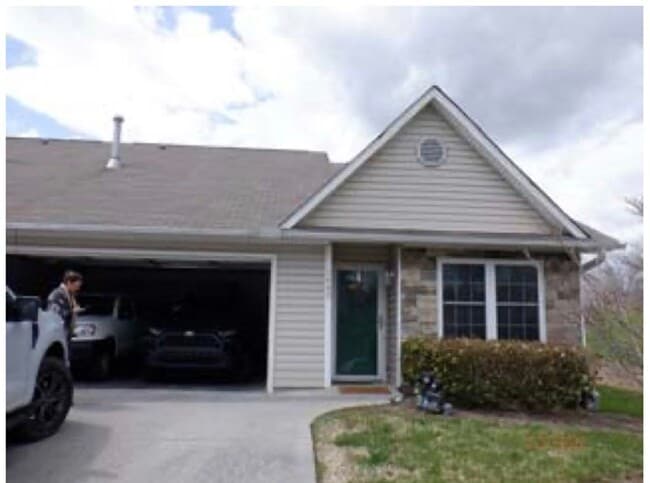 Building Photo - Knoxville 37914 - Short-term 6-month or 1 ...