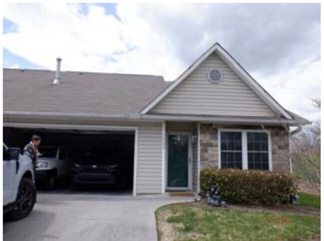 Building Photo - Knoxville 37914 - Short-term 6-month or 1 year lease options - 3 bedroom, 2 bath home - Contact R...
