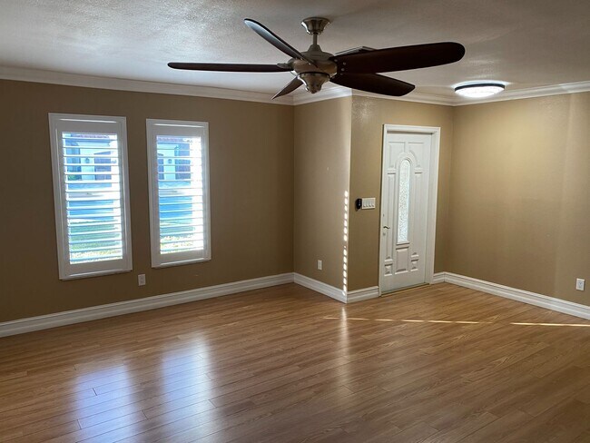 Foto del edificio - COMING SOON: Gorgeous, remodeled DIRECT ACCESS: 3 bedroom 2 bathroom water front home