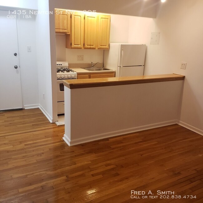 Building Photo - Move in Specials - Studio unit Available NOW