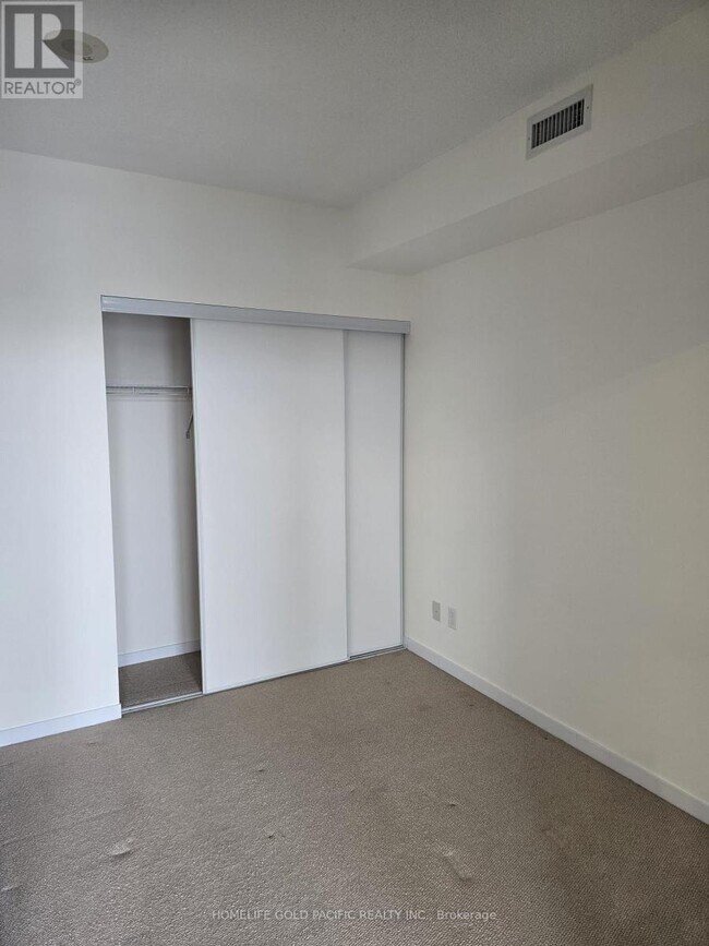 Photo du bâtiment - 105 The Queensway