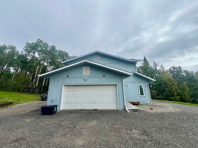 Foto del edificio - Spacious 3BR/2.5BA Fairbanks Home – Garage...