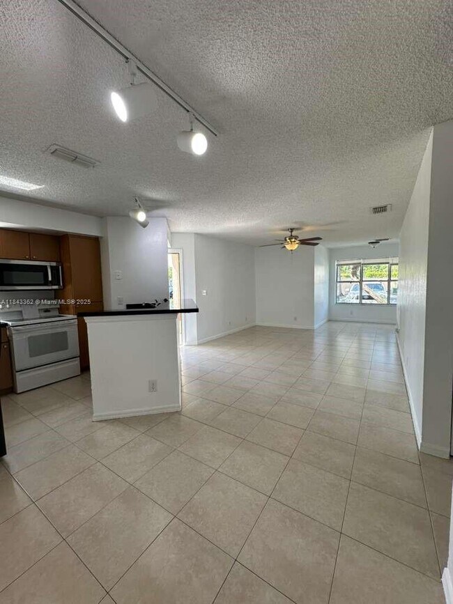 Foto del edificio - 3350 Pinewalk Dr N