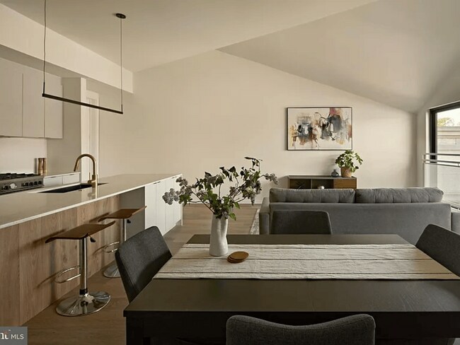 Building Photo - 2011 Cambridge St