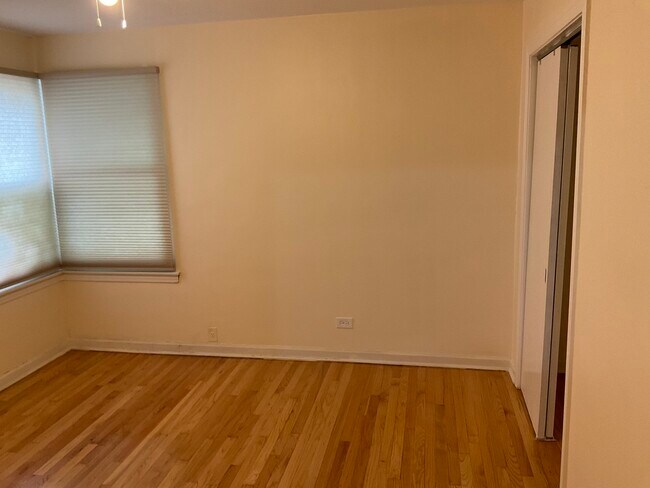 Building Photo - 10929 S Eberhart Ave