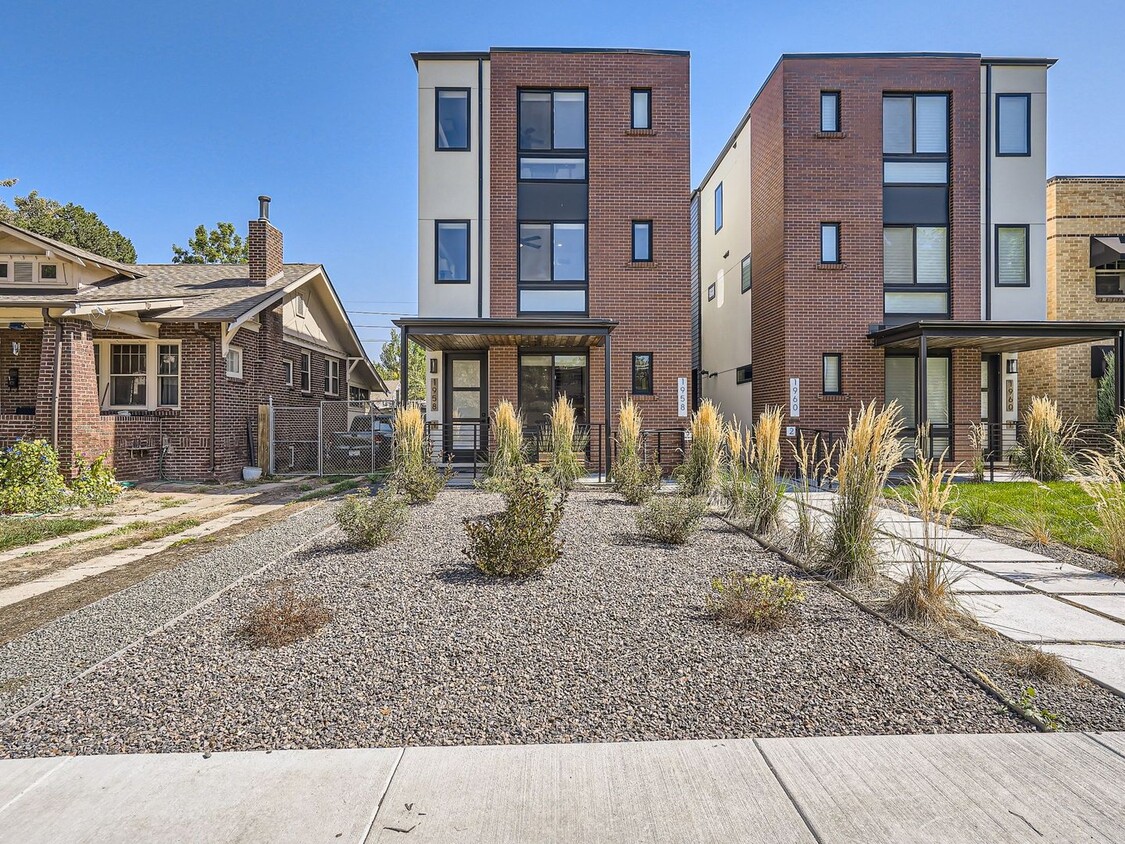 Primary Photo - Evolve Real Estate: Gorgeous Rowhome with ...