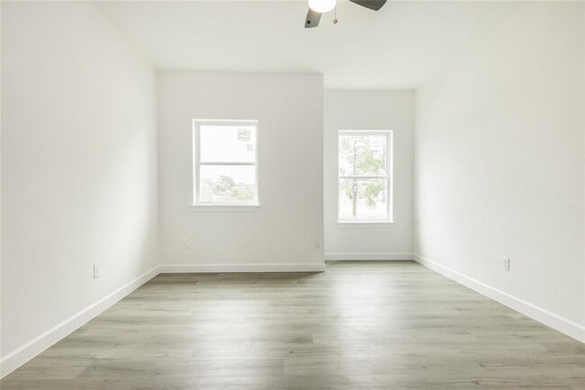 Building Photo - 2305 Sakowitz St
