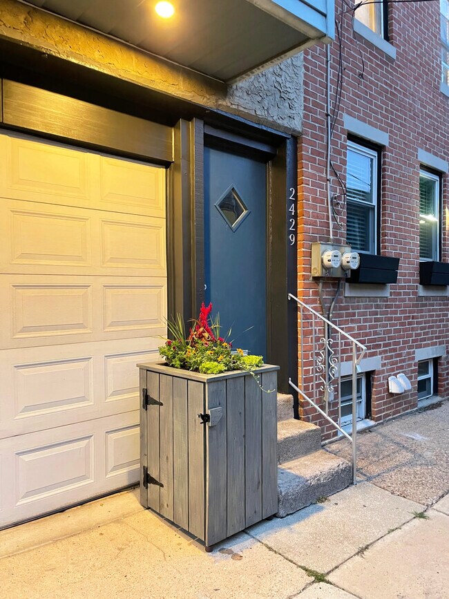 Foto del edificio - 2429 Madison Sq