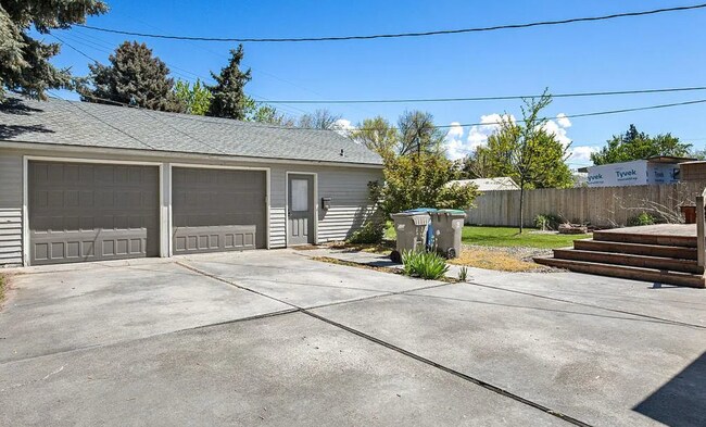 Foto del edificio - 3-Bed 2-Bath Home with Detached Studio Apartment!