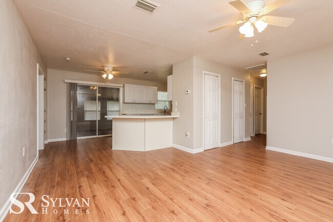 Building Photo - 3BR 2BA Leesburg home is move-in ready and...