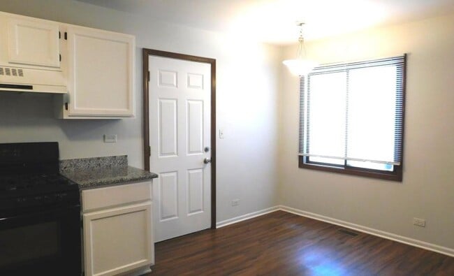 Foto del edificio - 3 bedroom in Naperville IL 60563