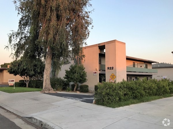 Building Photo - 922 W Duarte Rd