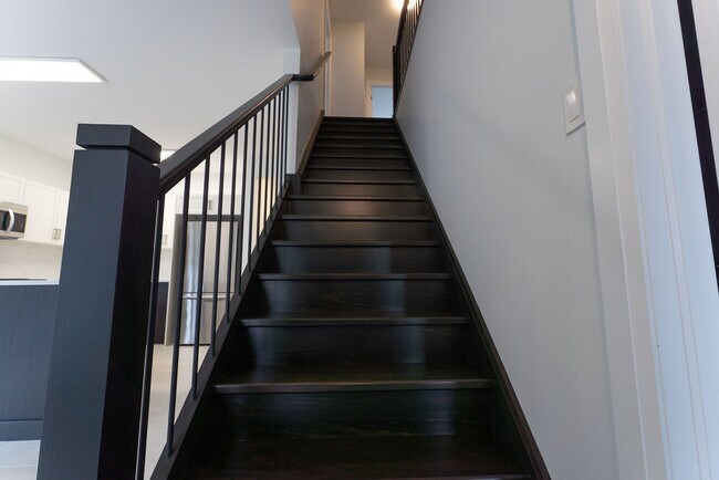 Building Photo - Port Stanley -4 Bedroom * Main floor office / Master Suite * Available April 2026 – $2695