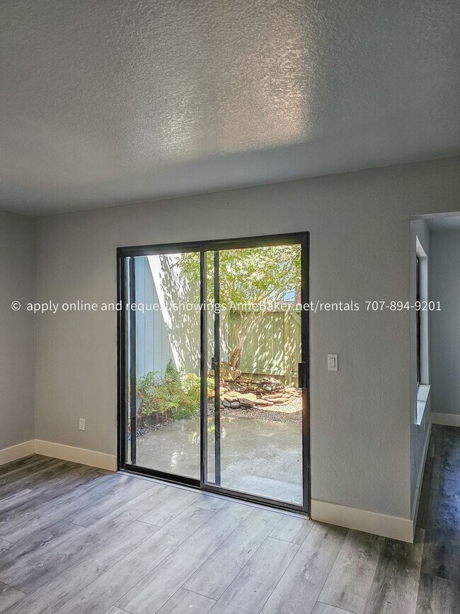 Building Photo - Spacious, Newly Updated Townhouse, Close t...