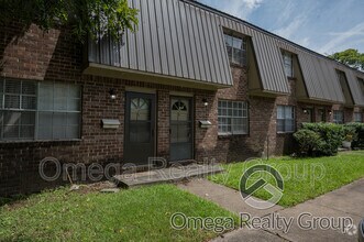 Building Photo - 2703 Hackberry Rd