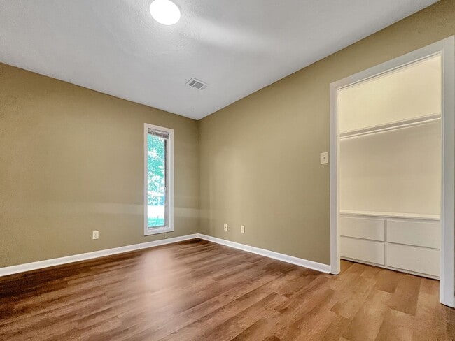 Building Photo - For Rent – 3 Bed / 2 Bath Home