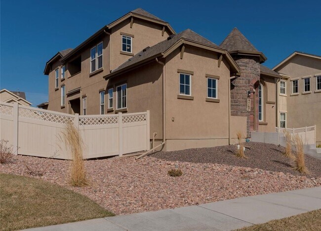 Foto del edificio - 5 Bed 4 Bath 3 Car Garage Home in Wolf Ran...