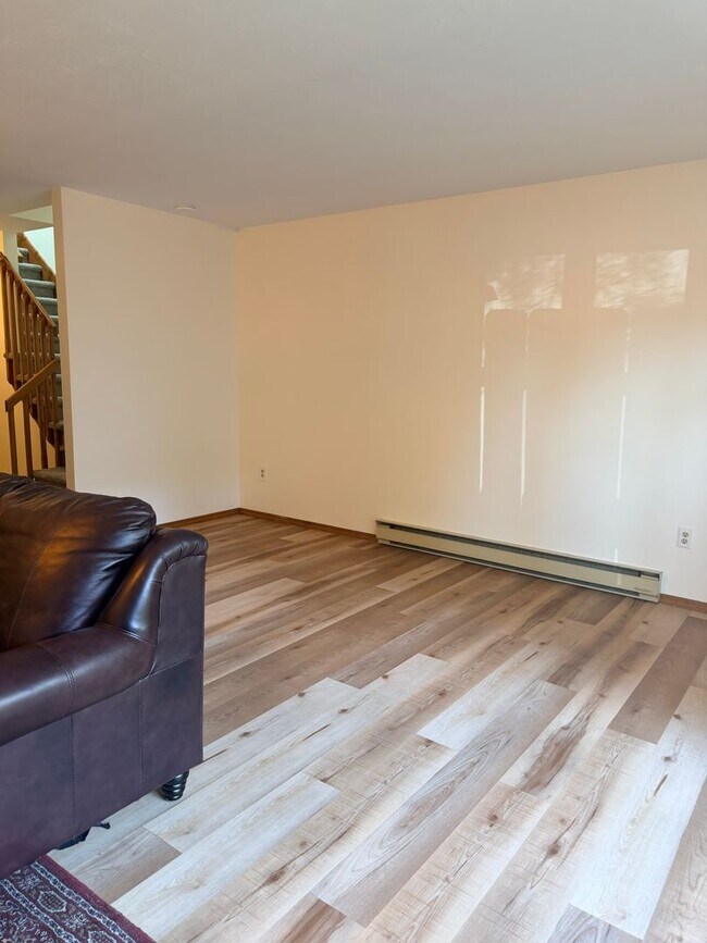 Building Photo - Recently updated unit Near Montana State!