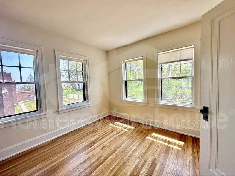 Primary Photo - 2305 Grand Ave