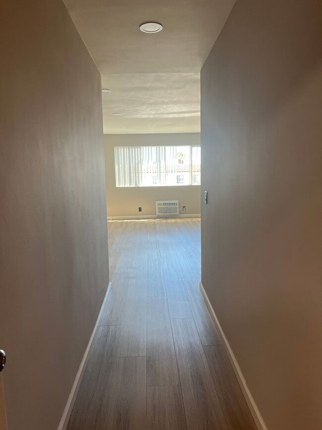 Building Photo - 1 Month Free! Modern 1-Bedroom Apartment i...