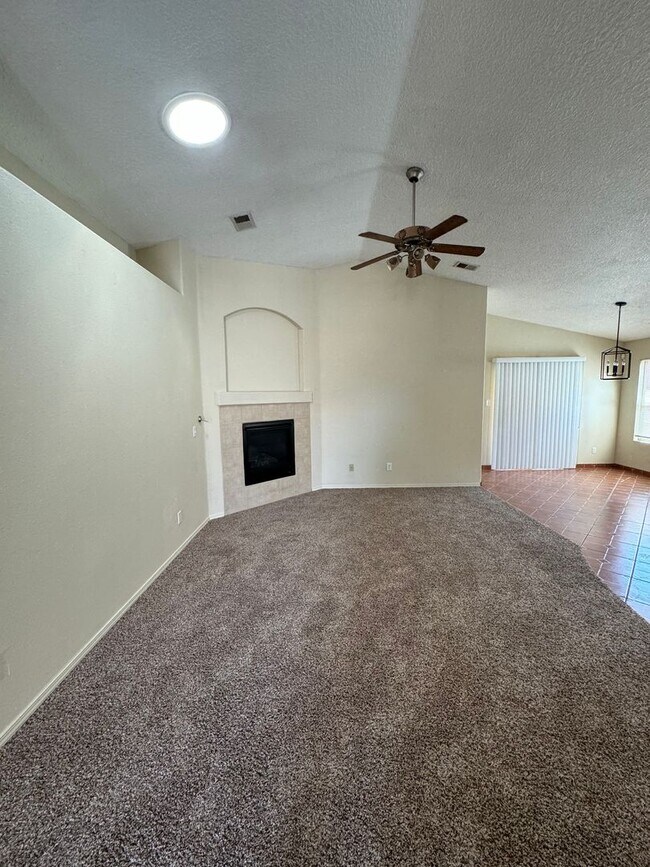 Building Photo - 3 bed 2 bath home in Huning Ranch New Pain...
