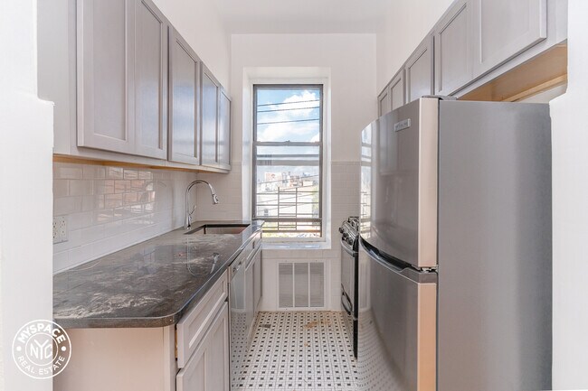 Building Photo - 41 St Nicholas Ave