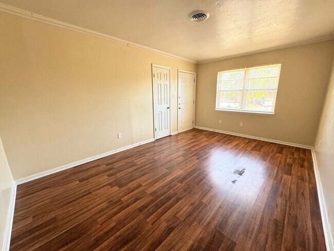 Building Photo - 360 Virtual Tour Available