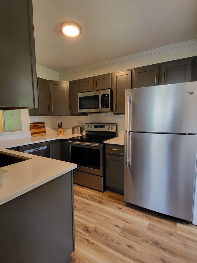 Foto del edificio - 821 Selwyn Oaks Ct