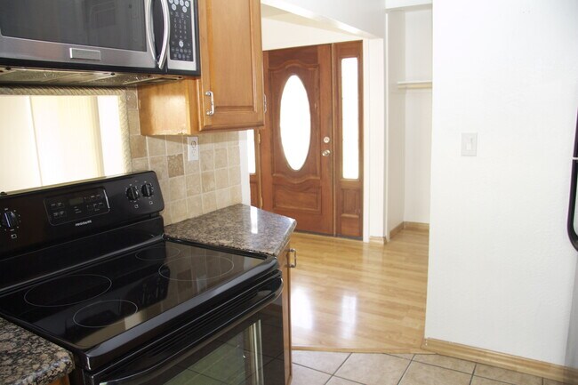 Foto del edificio - Great Fremont Location • Freshly Painted • Central A/C