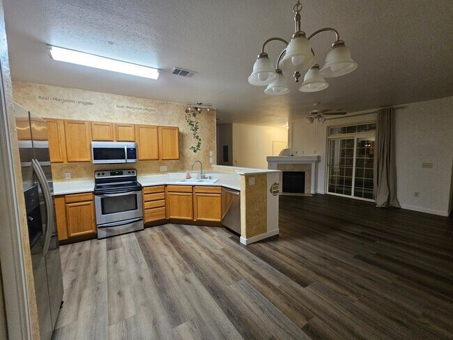 Amplia cocina - 3282 E 103rd Dr