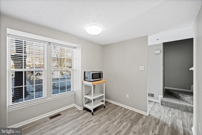 Building Photo - 6076 Laurel Wreath Way