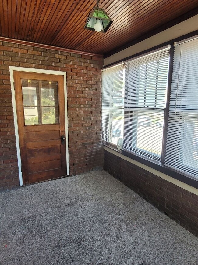 Building Photo - Charming home DOWNTOWN, steps from Columbia College