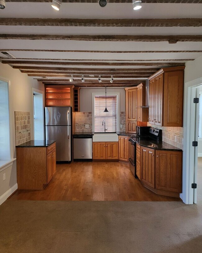 Kitchen - 718 N Stokes St