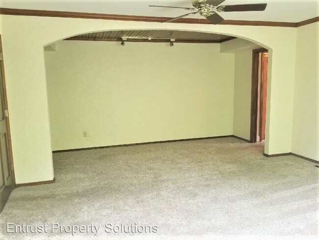 Building Photo - 1733 E Sycamore Ln