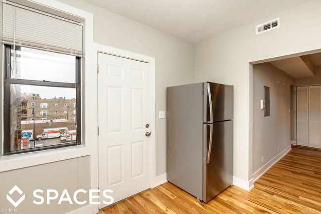 Building Photo - 820 W Cuyler Ave