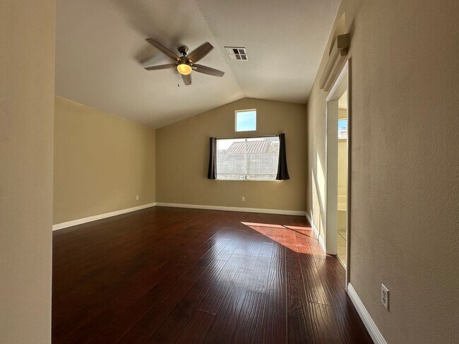 Building Photo - Sweet and warm one story single family house
