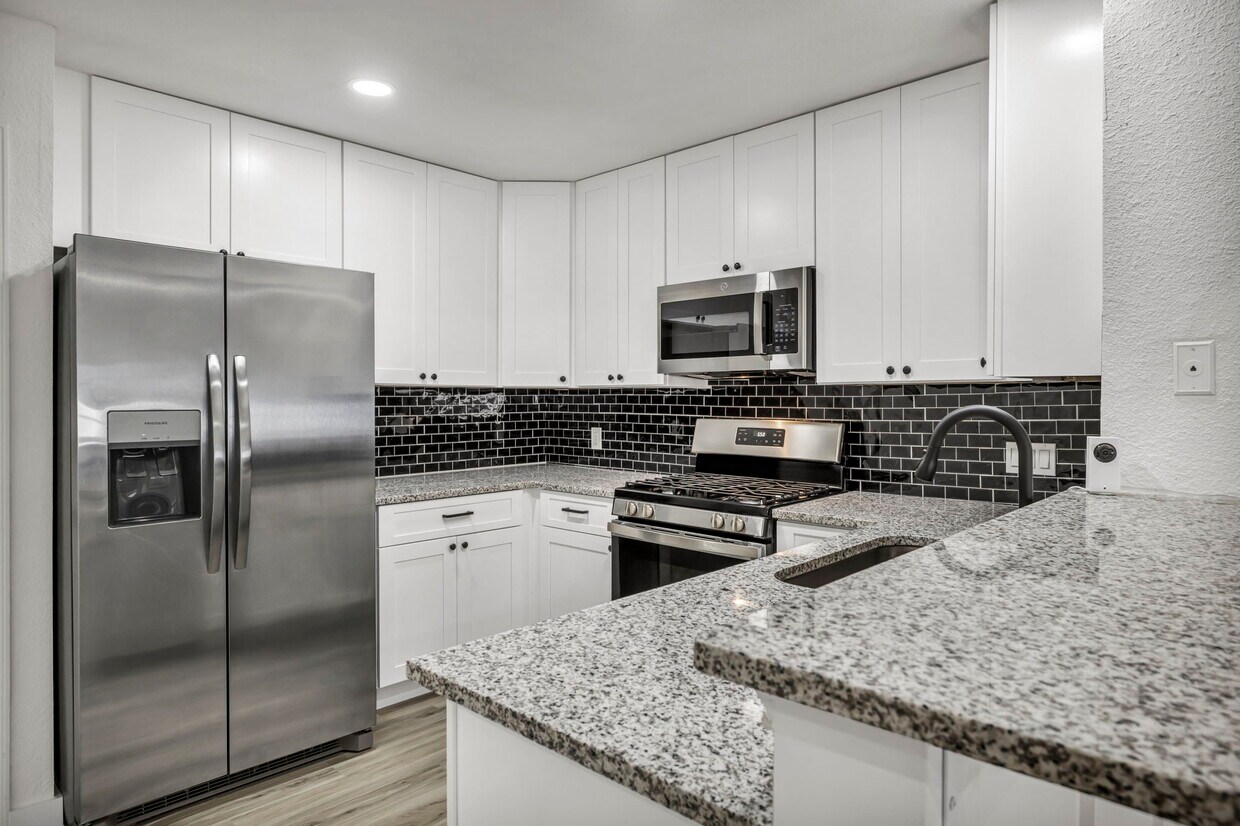 Foto principal - 5903 Kevin Kelly Pl