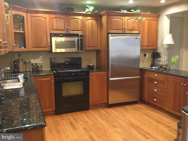 Building Photo - 982 Greenbriar Dr