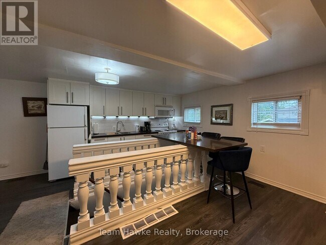 Photo du bâtiment - 450-450 Sturgeon Bay Rd