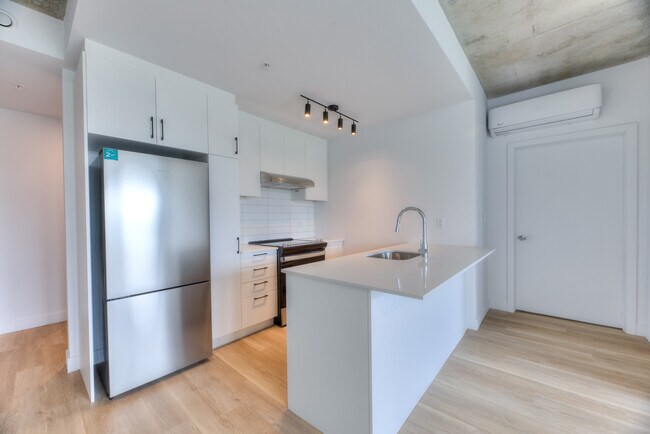 Building Photo - S602