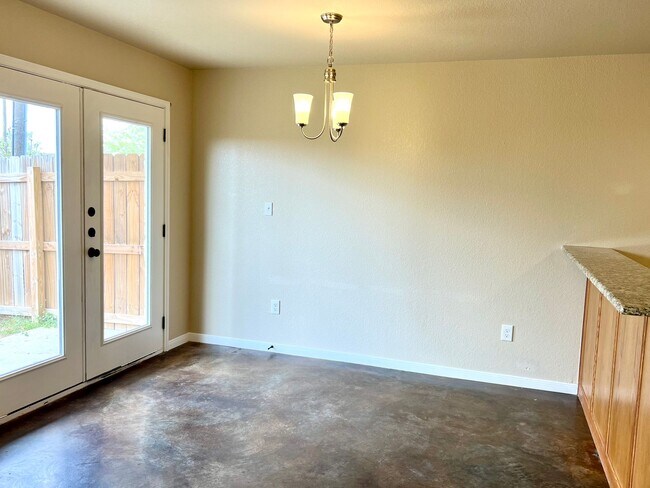 Foto del edificio - ~3 bedroom, 2.5 bath with balcony and priv...