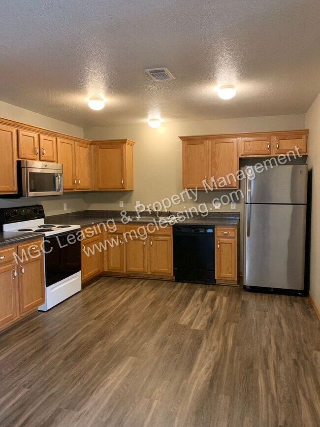 Building Photo - 914-916 SW Sandy Ln