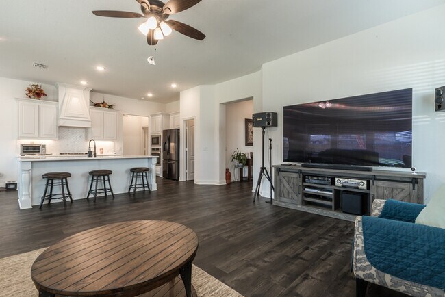 Building Photo - Gorgeous 4 bed, 3 bath home in Wild Ranch ...