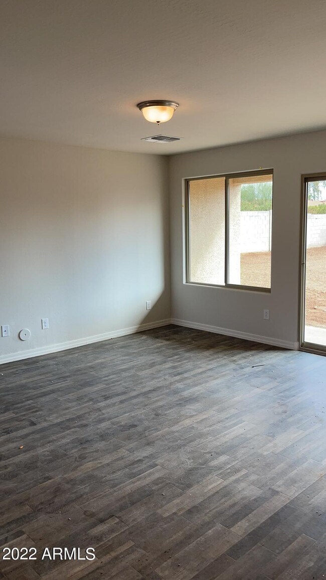 Foto del edificio - 825 Country Village Ln
