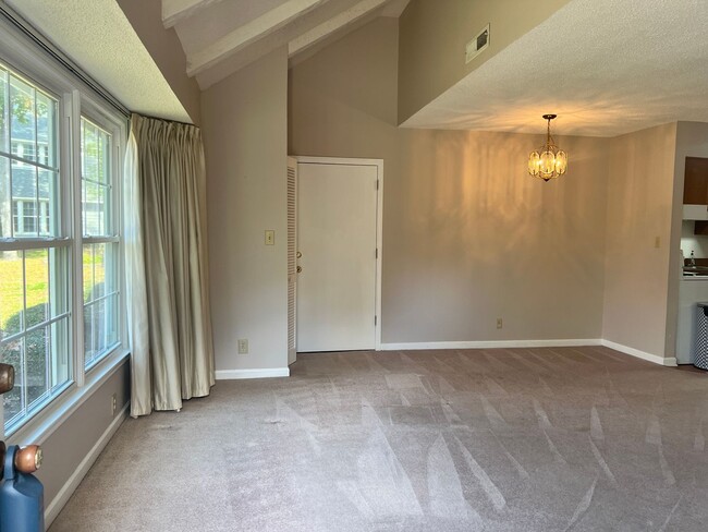 Building Photo - 2 BEDROOMS IN THE HEART OF MYRTLE BEACH!!