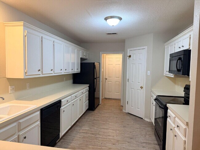 Foto del edificio - 8232 Raleigh Ave